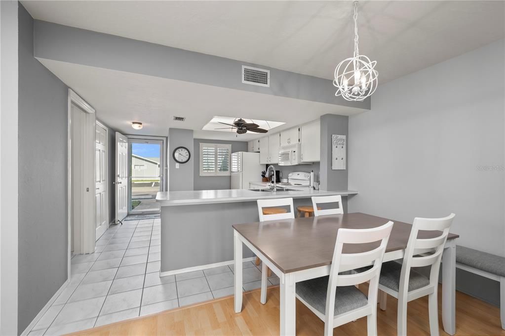 For Sale: $139,000 (2 beds, 2 baths, 1044 Square Feet)