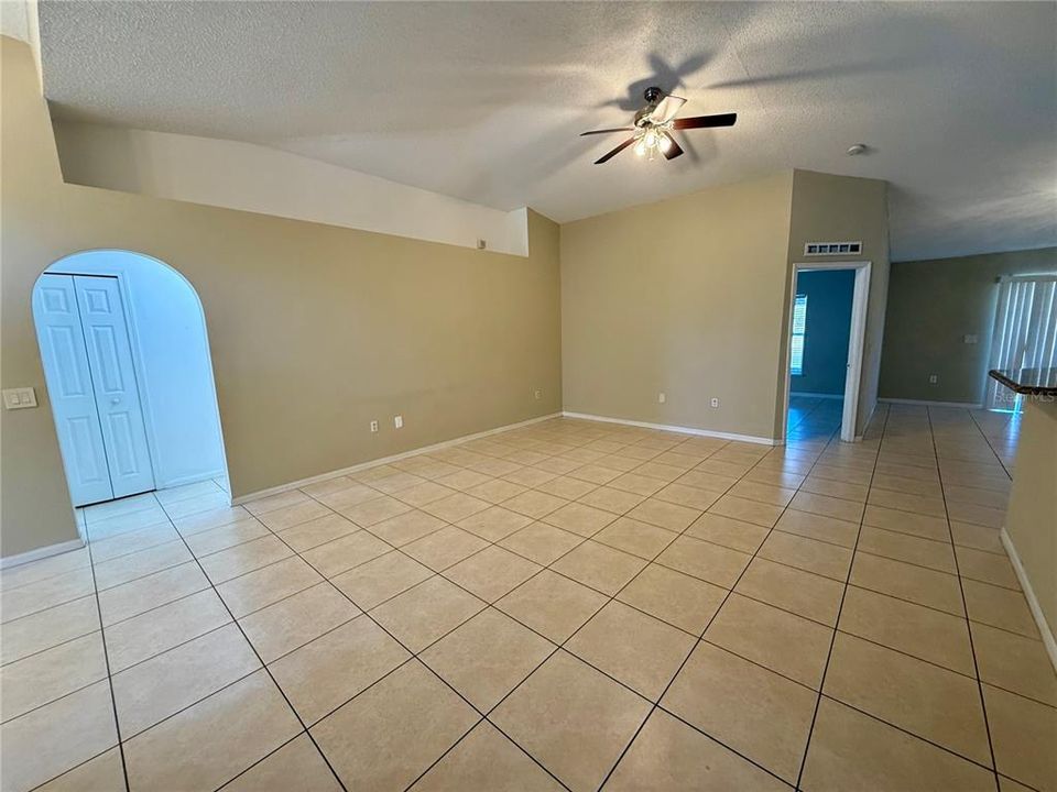 En Venta: $385,000 (3 camas, 2 baños, 1636 Pies cuadrados)