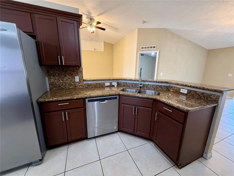 En Venta: $385,000 (3 camas, 2 baños, 1636 Pies cuadrados)
