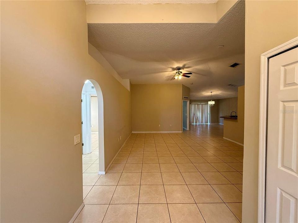 En Venta: $385,000 (3 camas, 2 baños, 1636 Pies cuadrados)