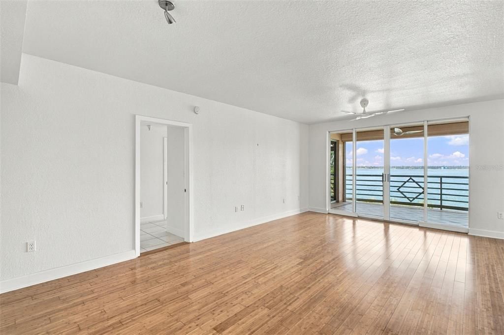 En Venta: $929,000 (2 camas, 2 baños, 1833 Pies cuadrados)