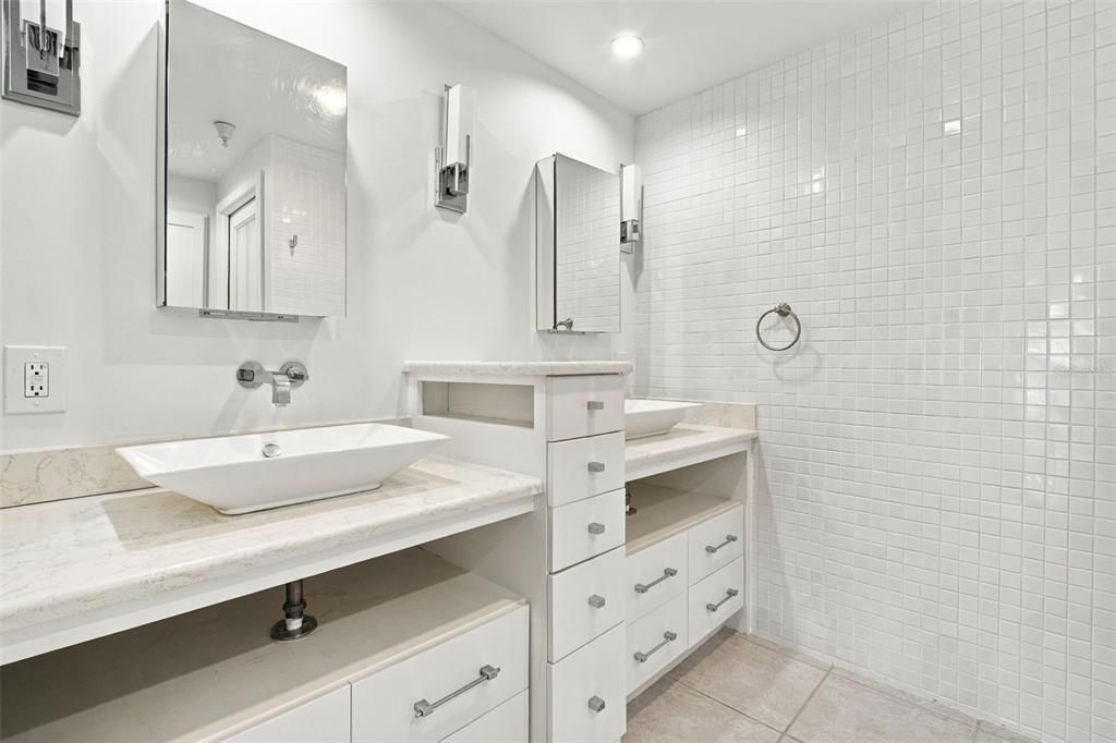 En Venta: $929,000 (2 camas, 2 baños, 1833 Pies cuadrados)