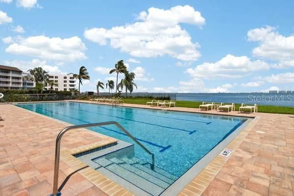 En Venta: $929,000 (2 camas, 2 baños, 1833 Pies cuadrados)