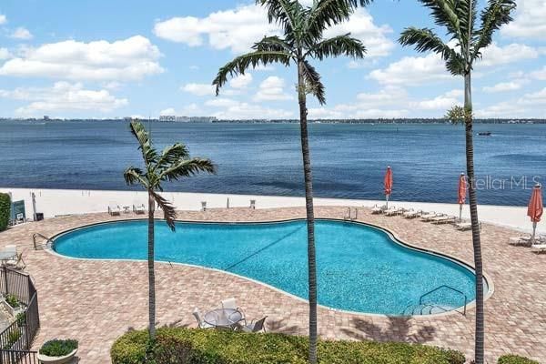 En Venta: $929,000 (2 camas, 2 baños, 1833 Pies cuadrados)