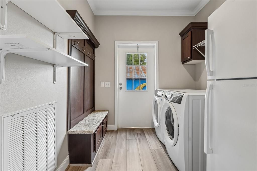 En Venta: $379,000 (4 camas, 2 baños, 2310 Pies cuadrados)