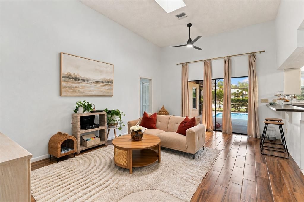 : $575,000 (3 camas, 2 baños, 2119 Pies cuadrados)