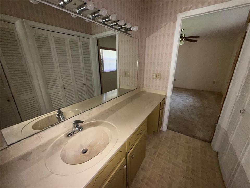 Activo con contrato: $276,000 (3 camas, 2 baños, 1804 Pies cuadrados)