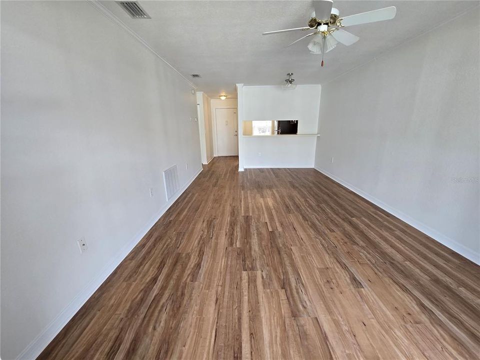 For Rent: $1,300 (2 beds, 1 baths, 888 Square Feet)