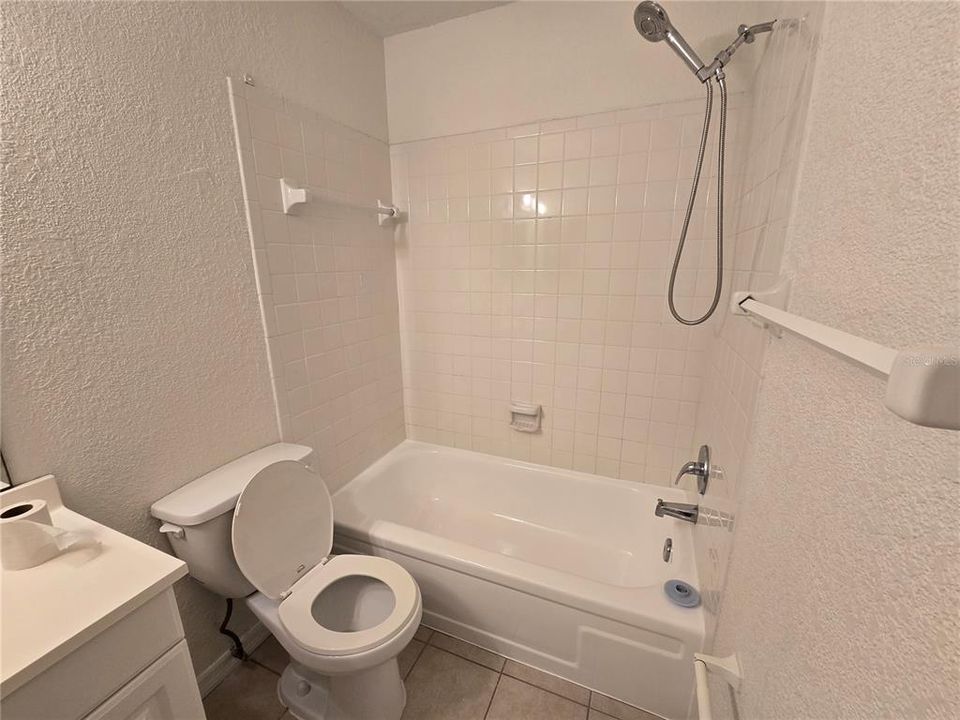 For Rent: $1,300 (2 beds, 1 baths, 888 Square Feet)