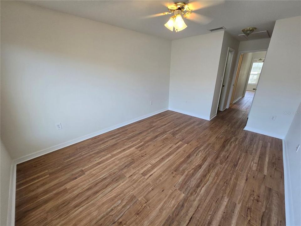 For Rent: $1,300 (2 beds, 1 baths, 888 Square Feet)