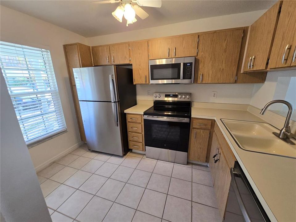 For Rent: $1,300 (2 beds, 1 baths, 888 Square Feet)