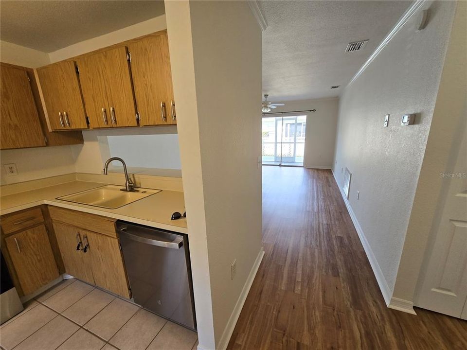 For Rent: $1,300 (2 beds, 1 baths, 888 Square Feet)