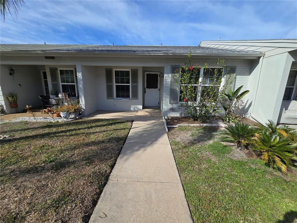 For Rent: $1,300 (2 beds, 1 baths, 888 Square Feet)