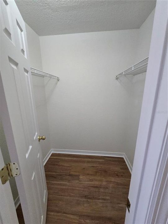 For Rent: $1,300 (2 beds, 1 baths, 888 Square Feet)
