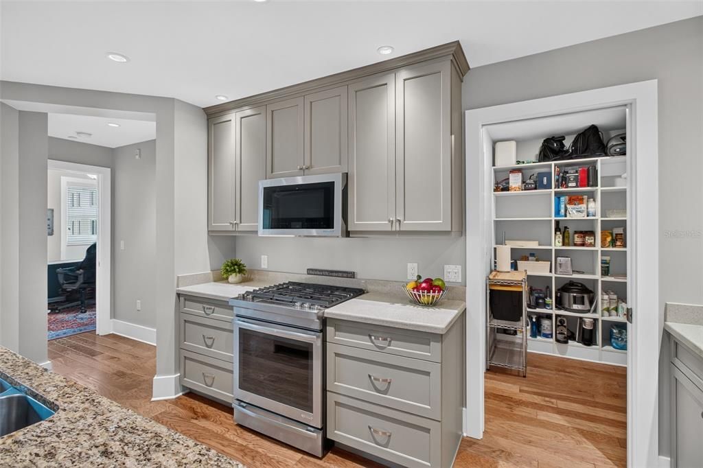 For Sale: $780,000 (2 beds, 2 baths, 1426 Square Feet)