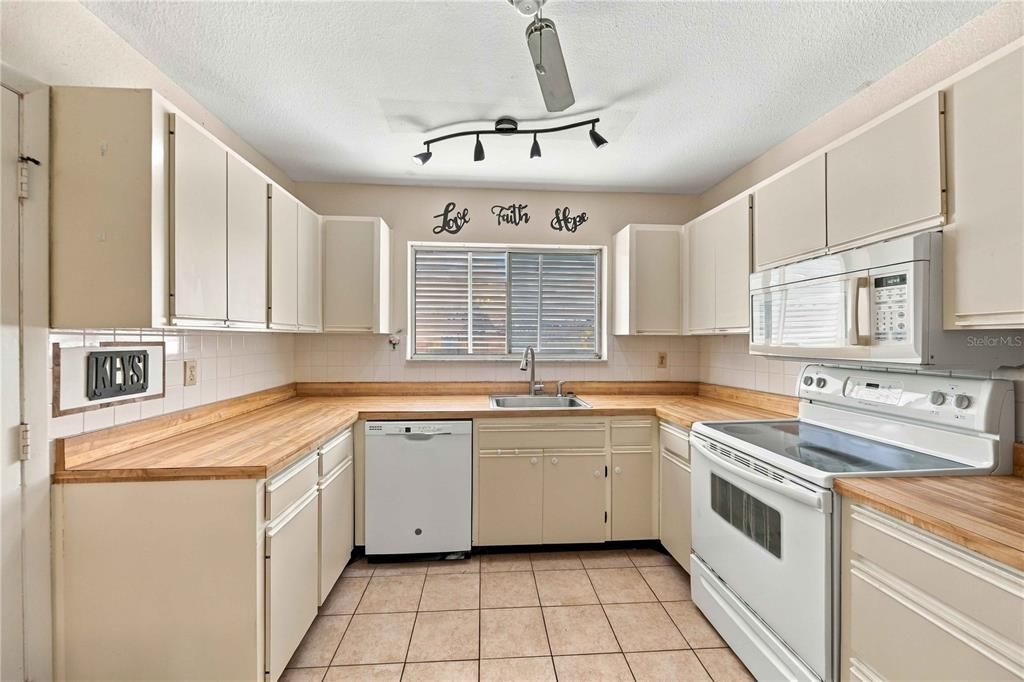 En Venta: $235,000 (3 camas, 2 baños, 1585 Pies cuadrados)