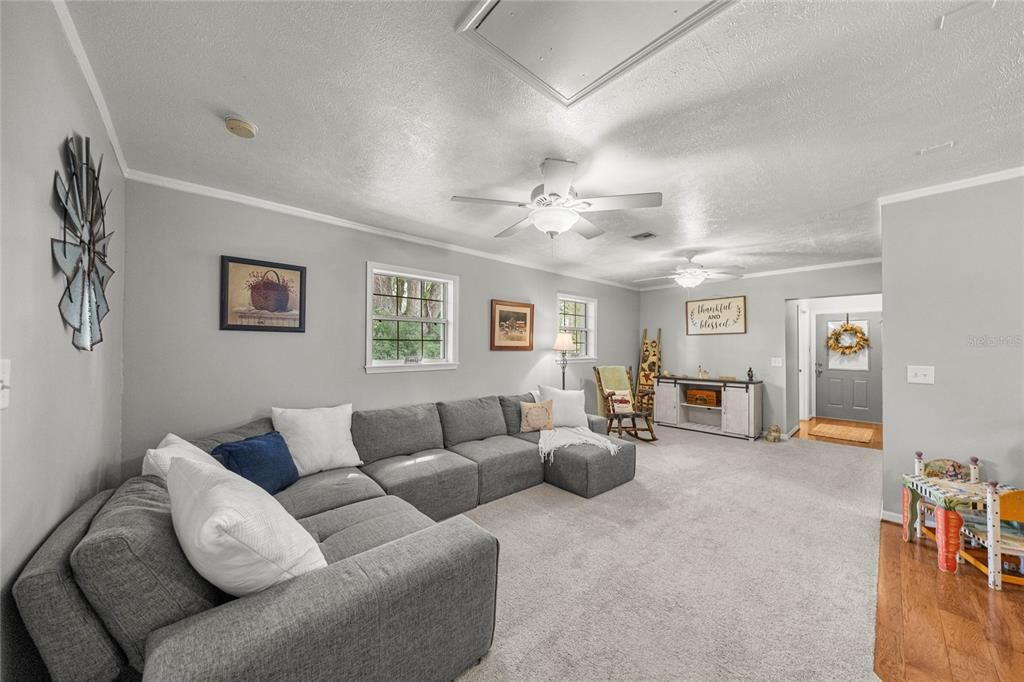 En Venta: $599,000 (4 camas, 4 baños, 1850 Pies cuadrados)