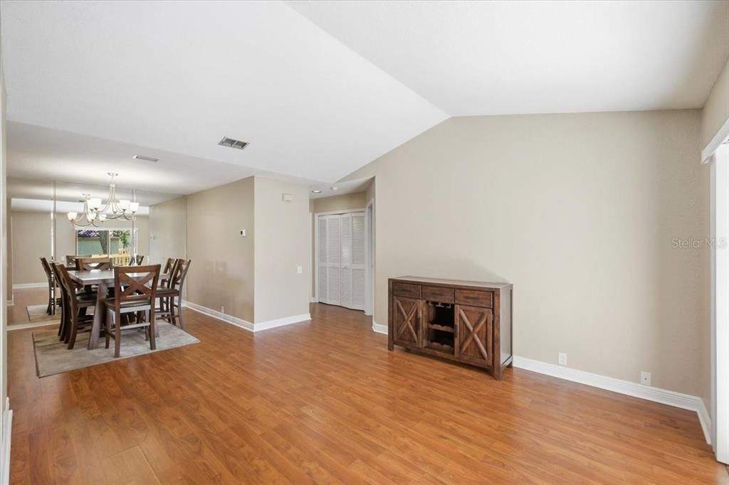 For Sale: $265,000 (2 beds, 1 baths, 1020 Square Feet)