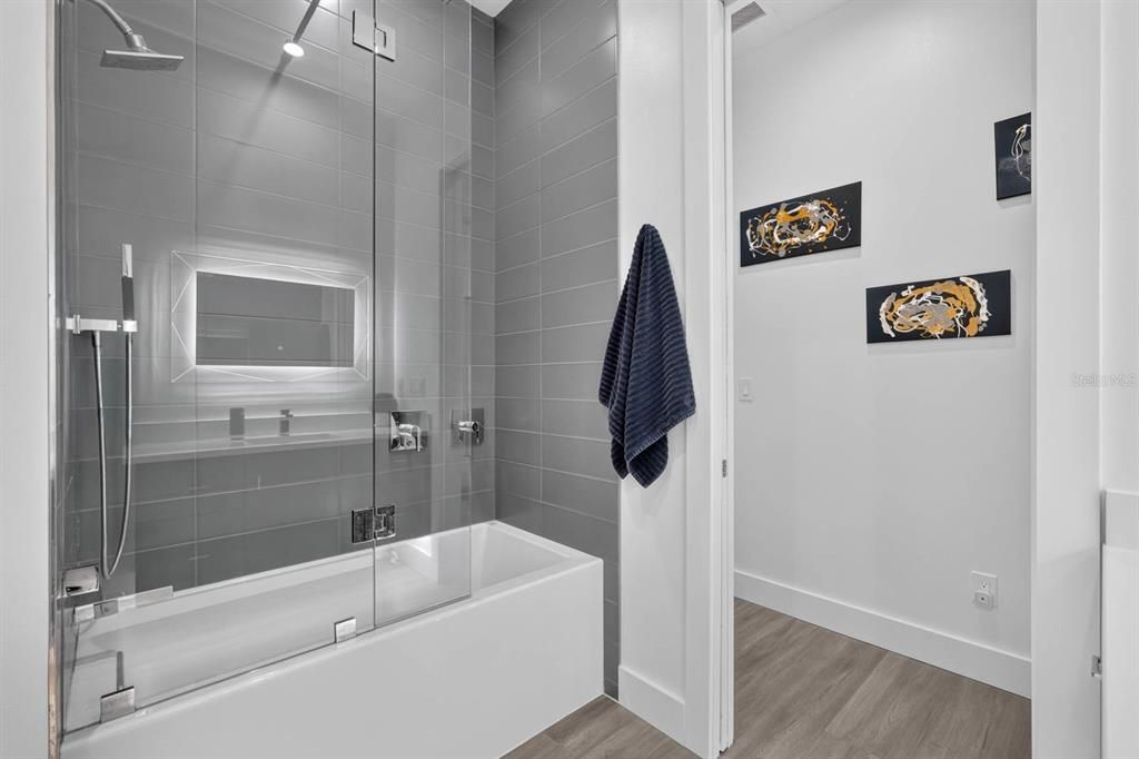 En Venta: $879,900 (3 camas, 2 baños, 2305 Pies cuadrados)