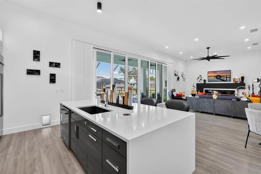 En Venta: $879,900 (3 camas, 2 baños, 2305 Pies cuadrados)