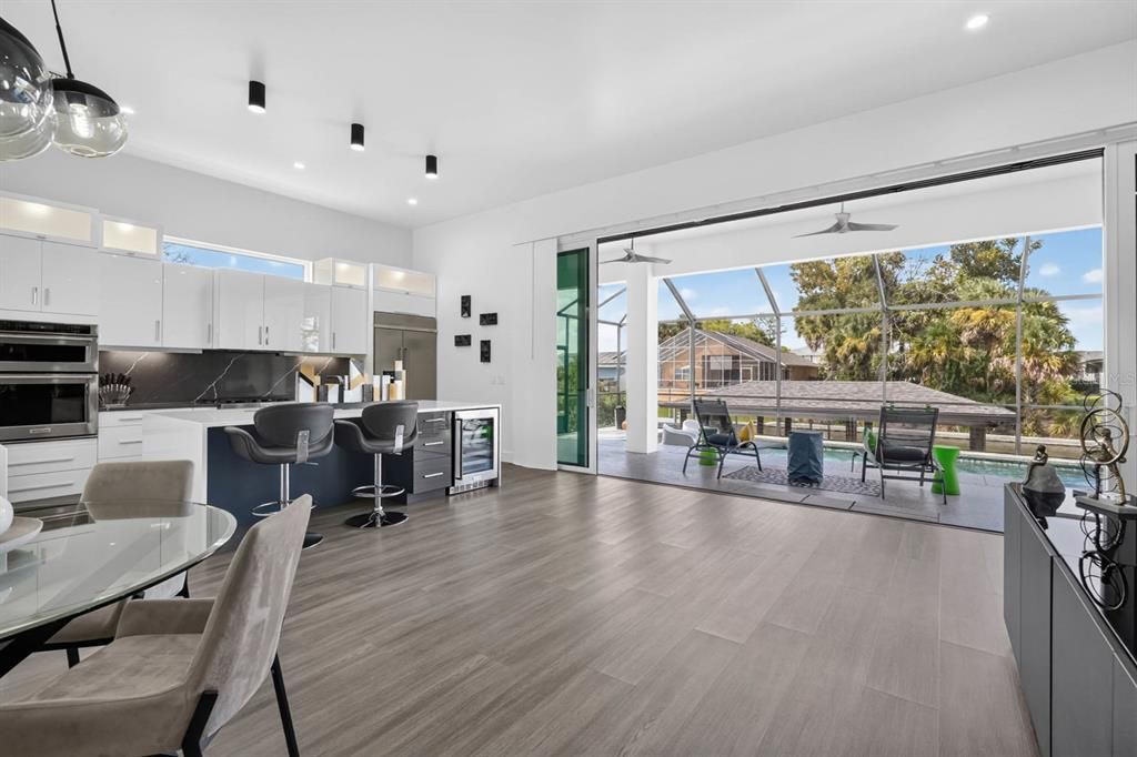 En Venta: $879,900 (3 camas, 2 baños, 2305 Pies cuadrados)