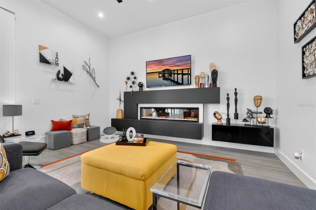 En Venta: $879,900 (3 camas, 2 baños, 2305 Pies cuadrados)