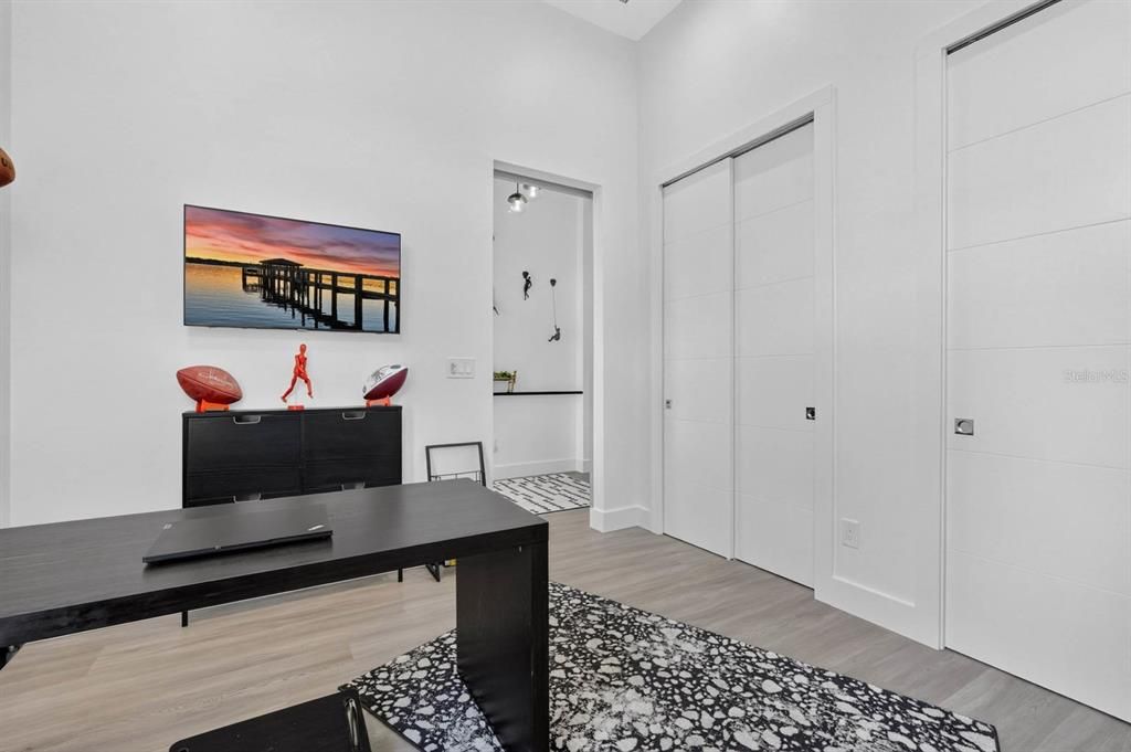 En Venta: $879,900 (3 camas, 2 baños, 2305 Pies cuadrados)