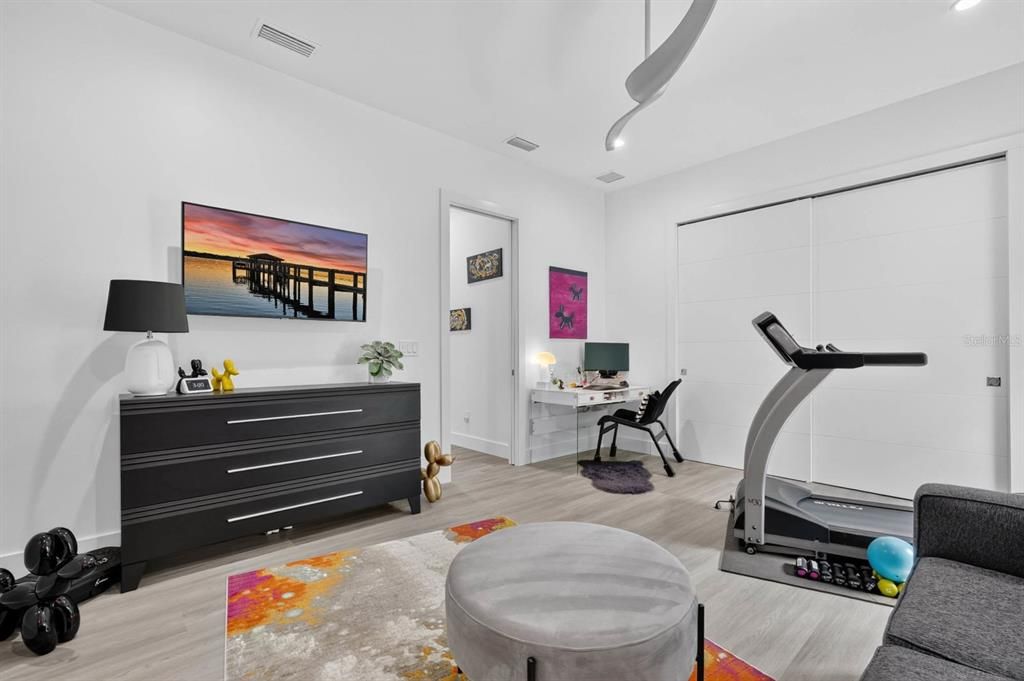 En Venta: $879,900 (3 camas, 2 baños, 2305 Pies cuadrados)