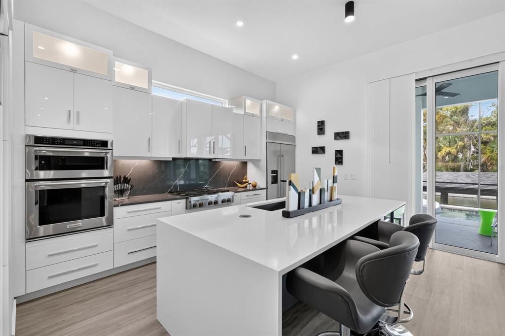 En Venta: $879,900 (3 camas, 2 baños, 2305 Pies cuadrados)