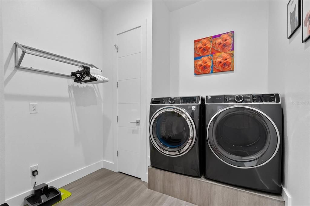 En Venta: $879,900 (3 camas, 2 baños, 2305 Pies cuadrados)