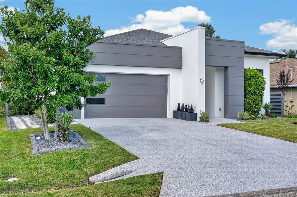 En Venta: $879,900 (3 camas, 2 baños, 2305 Pies cuadrados)