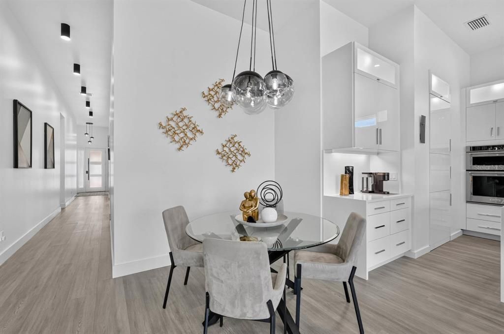 En Venta: $879,900 (3 camas, 2 baños, 2305 Pies cuadrados)