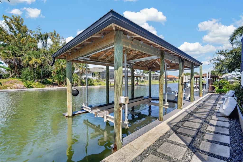 En Venta: $879,900 (3 camas, 2 baños, 2305 Pies cuadrados)