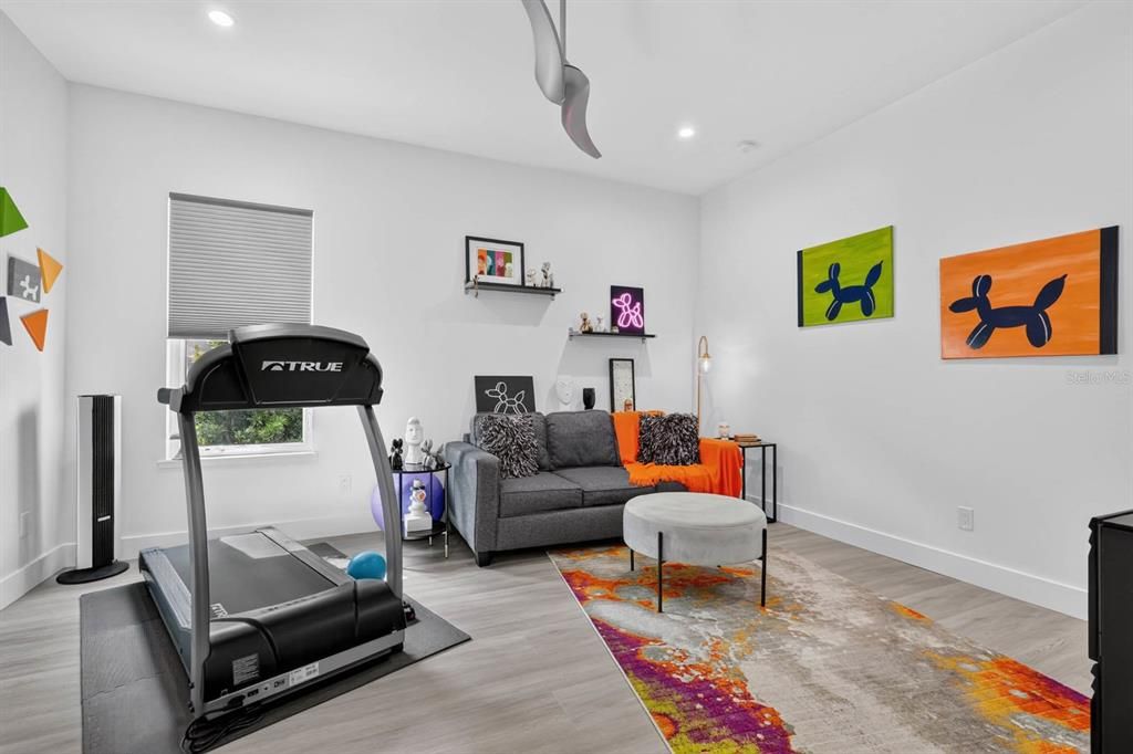 En Venta: $879,900 (3 camas, 2 baños, 2305 Pies cuadrados)