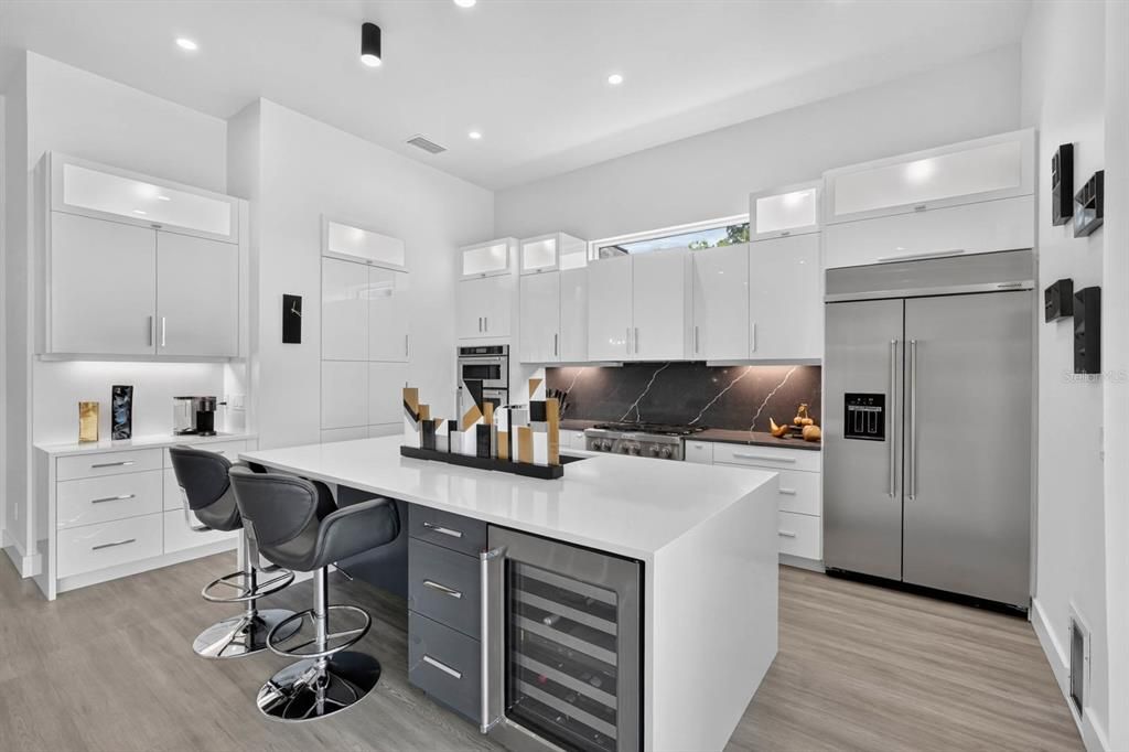 En Venta: $879,900 (3 camas, 2 baños, 2305 Pies cuadrados)