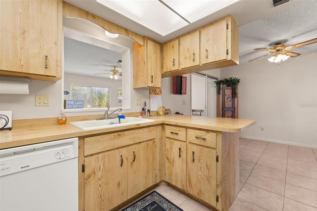 На продажу: $330,000 (2 спален, 2 ванн, 1361 Квадратных фут)