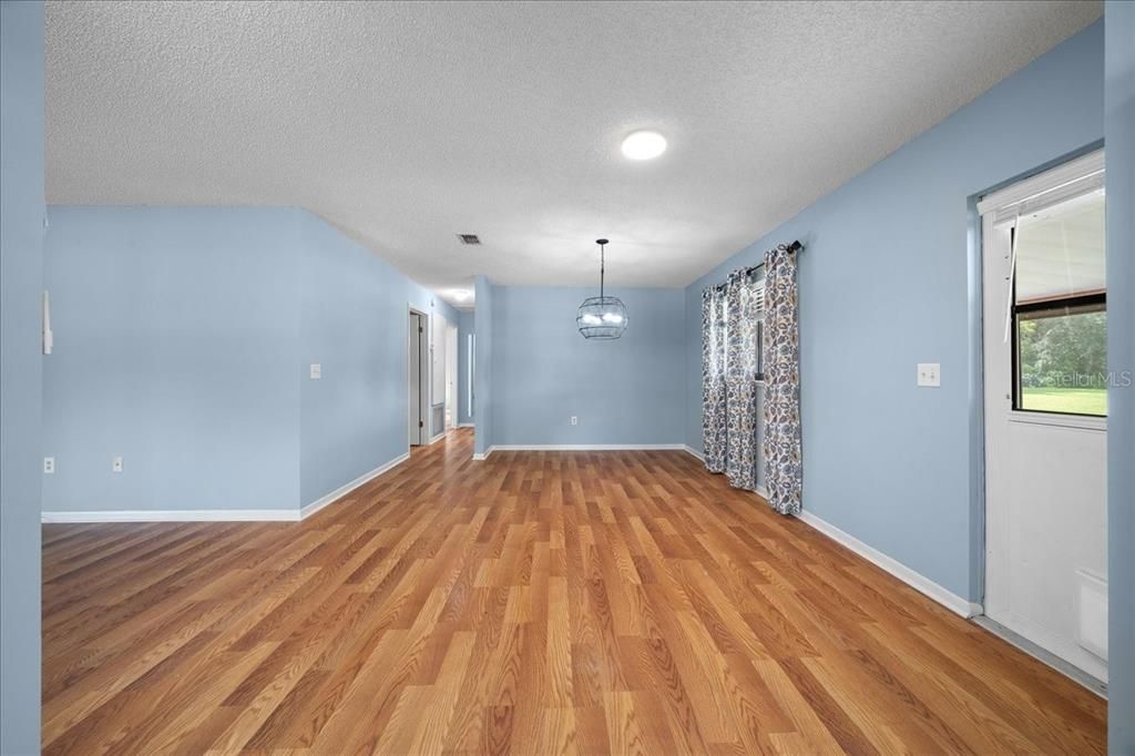 For Sale: $159,500 (2 beds, 2 baths, 1144 Square Feet)