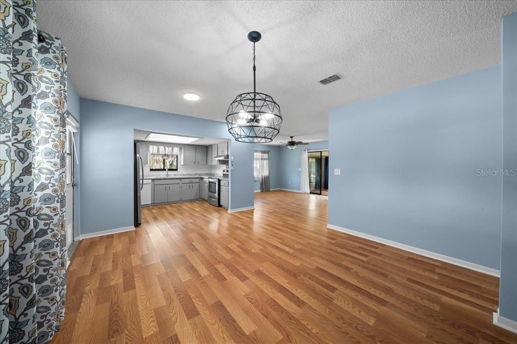 For Sale: $159,500 (2 beds, 2 baths, 1144 Square Feet)