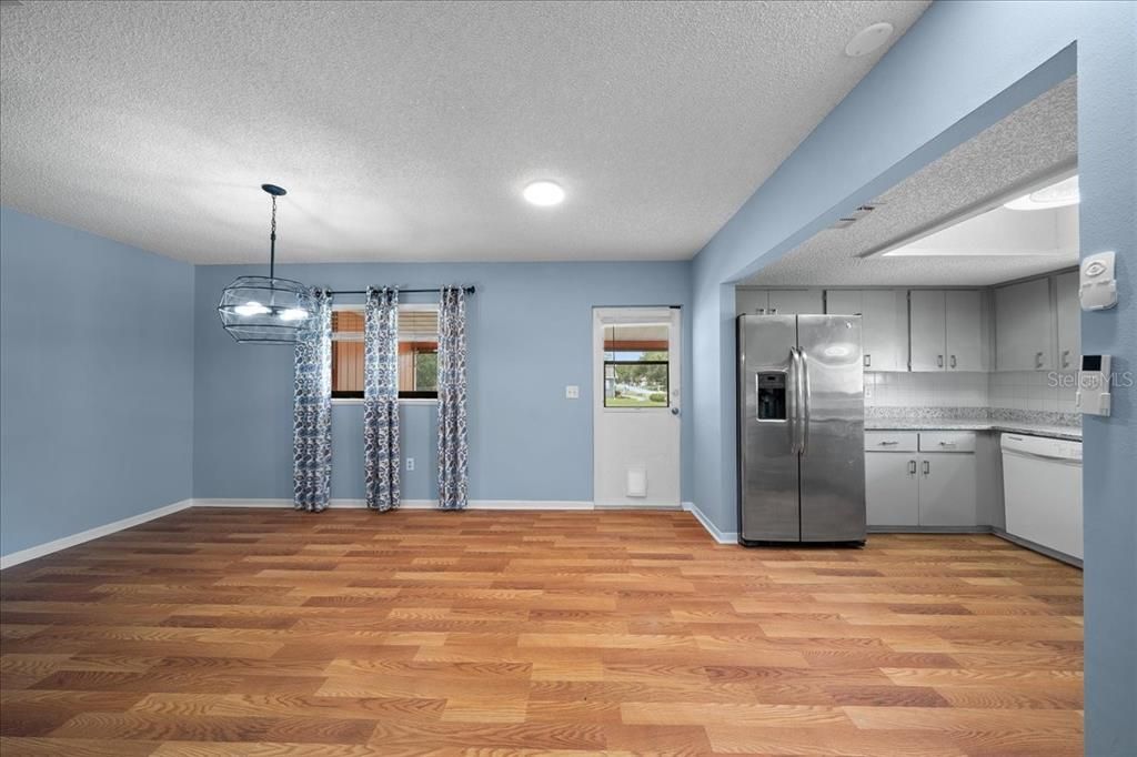 For Sale: $159,500 (2 beds, 2 baths, 1144 Square Feet)