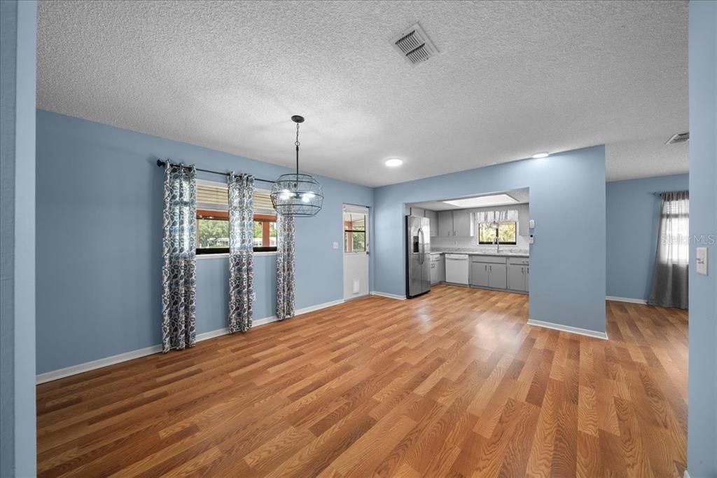 For Sale: $159,500 (2 beds, 2 baths, 1144 Square Feet)