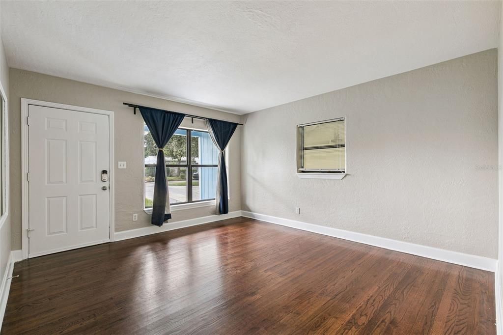 For Sale: $399,900 (3 beds, 2 baths, 1261 Square Feet)