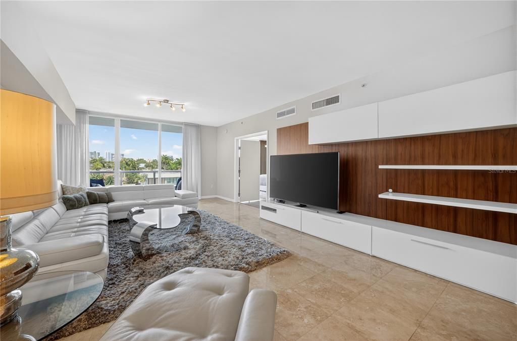 En Venta: $1,699,000 (2 camas, 3 baños, 2100 Pies cuadrados)