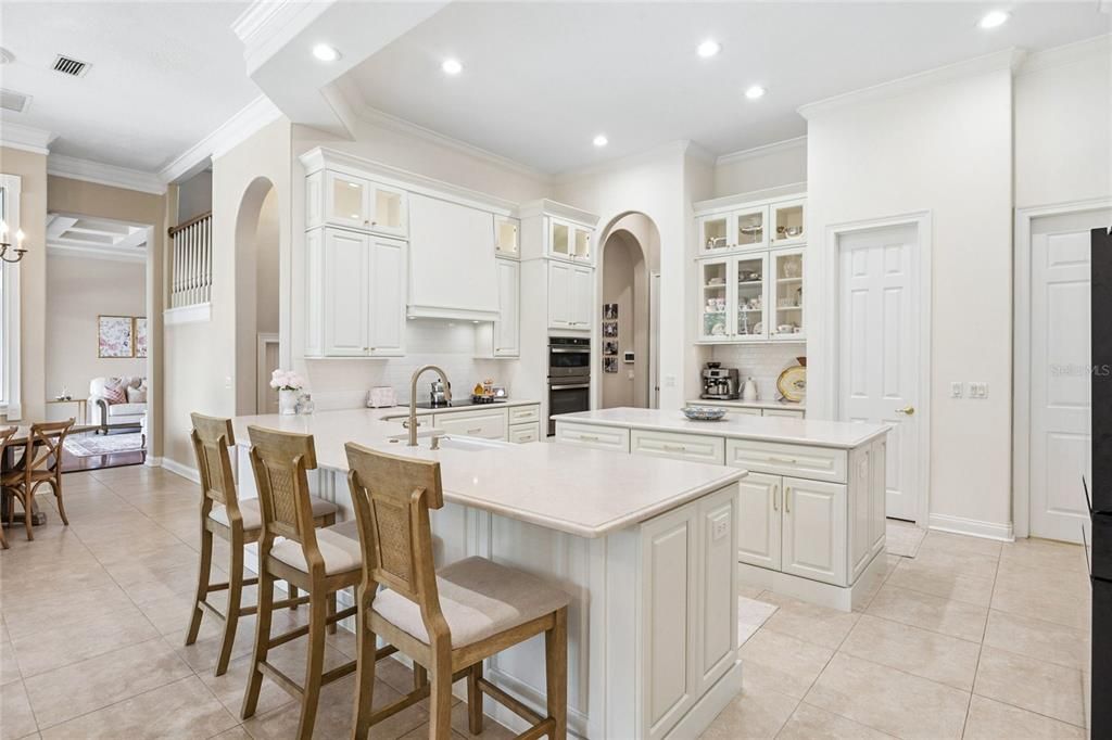 For Sale: $1,785,000 (6 beds, 5 baths, 5200 Square Feet)