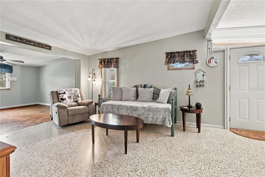 En Venta: $340,000 (3 camas, 2 baños, 1390 Pies cuadrados)