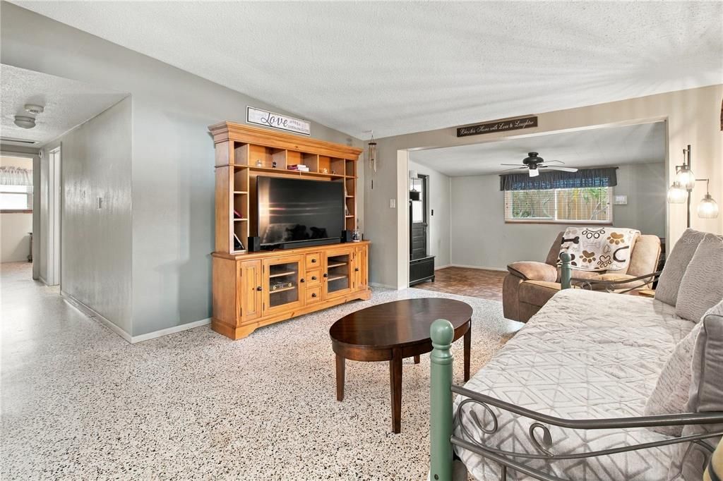 En Venta: $340,000 (3 camas, 2 baños, 1390 Pies cuadrados)