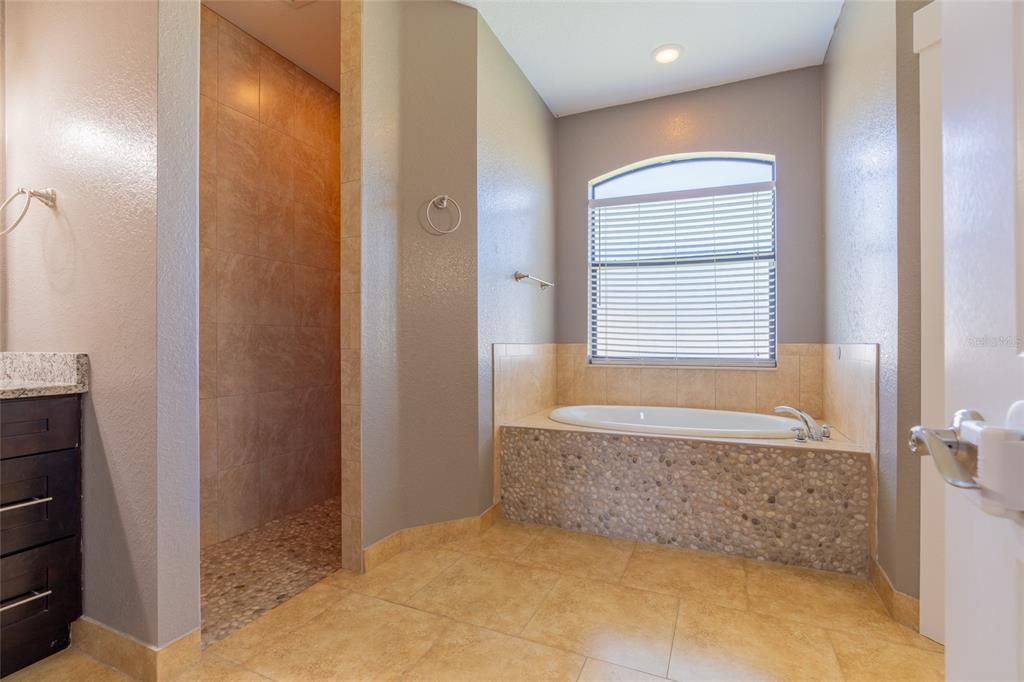 En Venta: $409,000 (3 camas, 2 baños, 2128 Pies cuadrados)