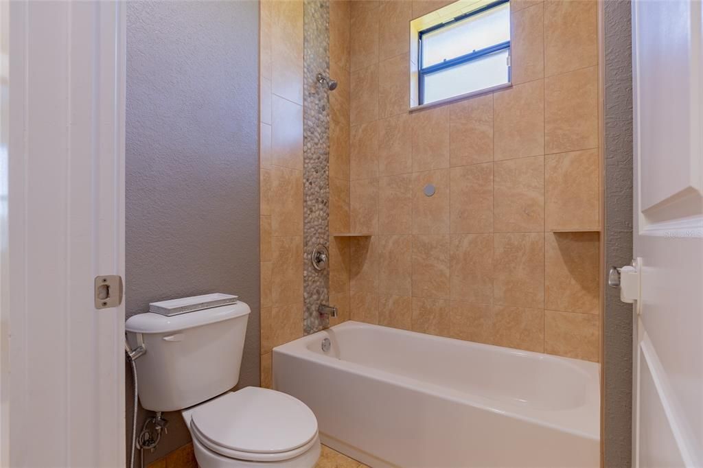 En Venta: $409,000 (3 camas, 2 baños, 2128 Pies cuadrados)