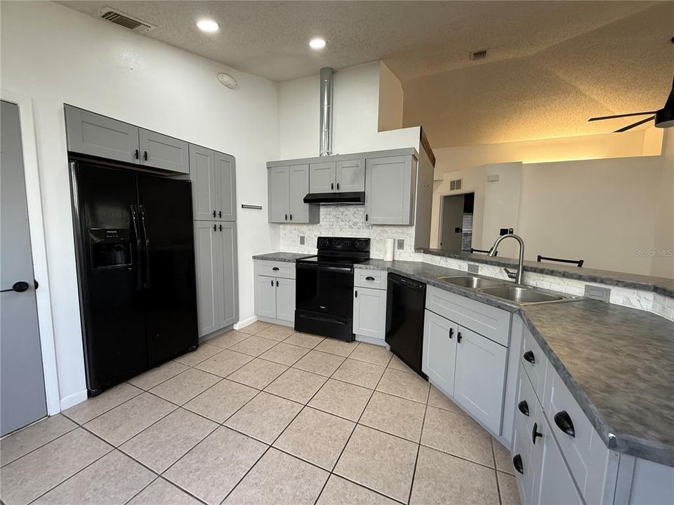 For Rent: $2,500 (3 beds, 2 baths, 1352 Square Feet)