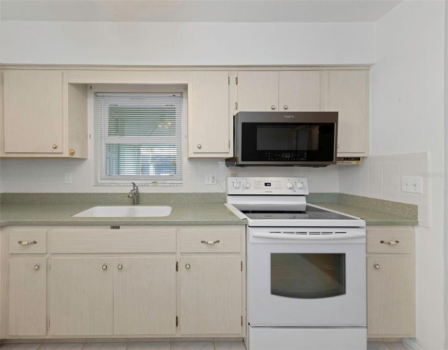 For Sale: $149,000 (2 beds, 1 baths, 931 Square Feet)