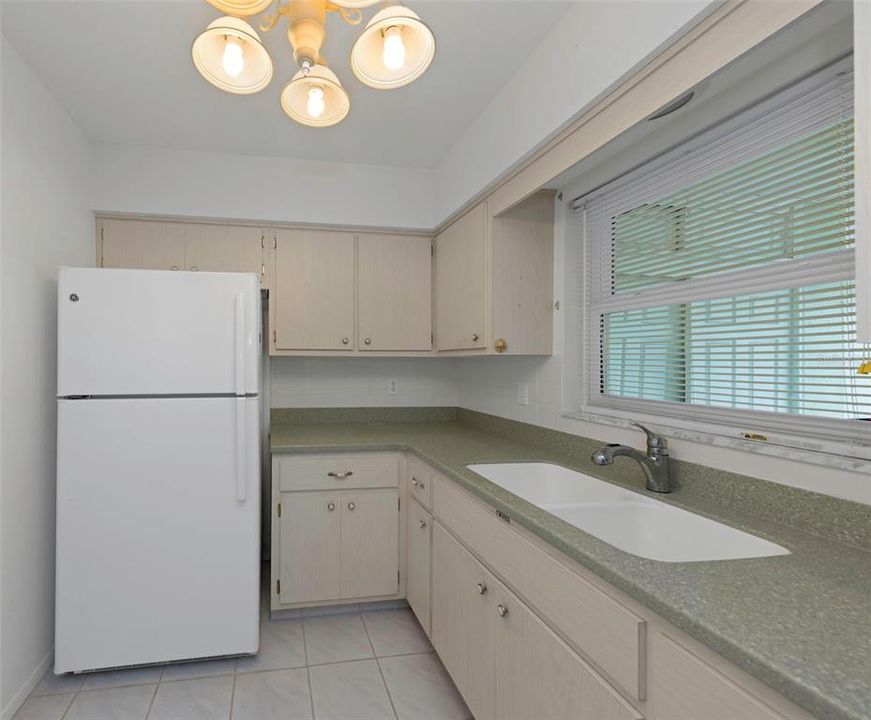 For Sale: $149,000 (2 beds, 1 baths, 931 Square Feet)